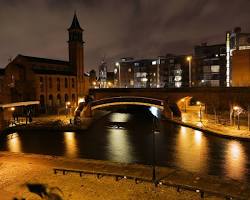 Gambar Bridgewater Way in Manchester at night