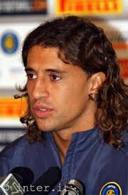 You know, I&#39;m tired of footie players having better highlights and curls than I do. Between Beckham&#39;s great highlights and Hernan&#39;s great curls, ... - Soccer_Hernan_Crespo