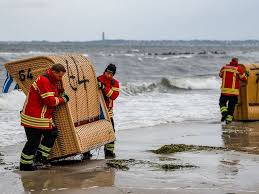 Kiel: Sturmflut an der Ostsee – Feuerwehr rettet 100 Strandkörbe