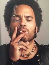 Lenny Kravitz fumando un cigarrillo (o marihuana)
