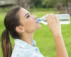 Imagen de Una persona que bebe agua