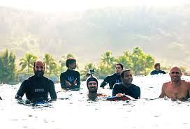 Resultado de imagem para Cego, capixaba dá exemplo de vida e pega onda ao lado de lenda do surfe