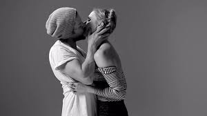 Image result for couple qui s'embrassent