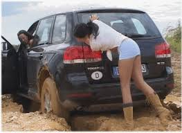 Картинки по запросу девушки и машины застрявшие в грязи