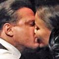 ... Video viral de mujer golpeada era parte de una campaña de concienciación Luis Miguel besa a novia polaca durante concierto de México [Video] - 171062-120x120