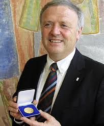 Mit der höchsten Auszeichnung der Stadt Renchen, der Grimmelshausen-Medaille in Gold, wurde jetzt Klaus Brodbeck geehrt. Seit Jahrzehnten sei Brodbeck, ... - 47580731