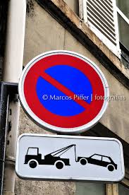 Resultado de imagem para placa de rua não estacionar na europa