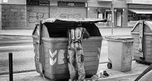 España: Buscando comida en un contenedor de basura