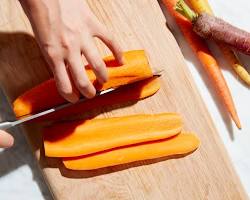 Gambar 2 carrots, peeled and cut into 2inch pieces