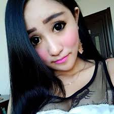 Phát hoảng với gương mặt make up lòe loẹt của cô gái trẻ 3 - phat-hoang-voi-guong-mat-make-up-loe-loet-cua-co-gai-tre