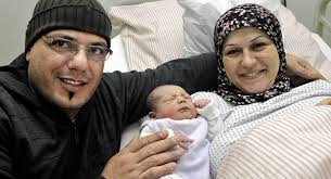 <b>Mohamad Ali</b> und seine Eltern Fatme und Ghaleb Najm: Es ist das erste Kind <b>...</b> - 9862655