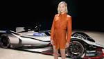 Margot Robbie da banderazo inicial para Nissan en Formula E