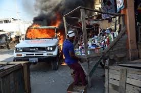 Resultado de imagen para fotos de la quema de centro de votaciones en haiti