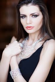 Monica Columbeanu si-a dorit dintotdeauna o cariera in modeling. A fost votata cea mai sexy femeie din Romania in topul FHM si a devenit Top Model Romania ... - monica-columbeanu