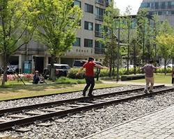 서울 마포구 연남동 경의선 숲길, AI로 생성