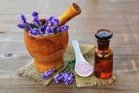 Risultati immagini per IMMAGINE OLIO ESSENZIALE ALLA LAVANDA