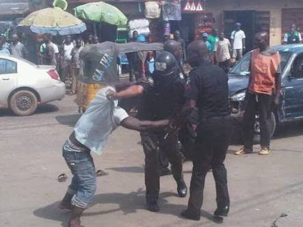 Policeman attached to WEMA Bank seen slapping passerby (Watch Video) . Images?q=tbn:ANd9GcTCi519zoG5-06yGh3WmQnkE9t74mcs4nifKxiEHS1INZX9vOettvXsBhtvsw