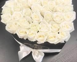 Изображение: Букет из белых роз в форме сердца