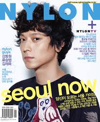 Kang Dong Wong es portada para la revista Nylon. Con su pelito revuelto, sus pintukis de niño bueno, y esa mirada de medio lado que deja sin respiración. - kang-dong-won-1
