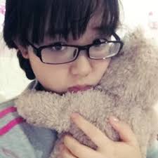 Cô gái đeo kính trong clip là Trần Hương Ly (14 tuổi) là học sinh lớp 8 trường THCS Mai Dịch, Hà Nội). Hương Ly quen với Quỳnh Anh quen nhau vào tháng ... - 1939929_1412248145696182_1625771242_n