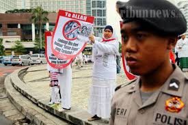 Puluhan Masyarakat yang tergabung dalam Gerakan Umat Anti Maksiat (Gumam) diantarannya Front Pembela Islam FPI) dan Laskar Pembela Islam (LPI) berdemontrasi ... - 20120429_Lady_Gaga_In_Jakarta