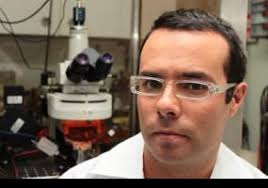 A sus 35 años, Eduardo Bravo Ubilla, realiza un Doctorado en Biotecnología en la Facultad de Química y Biología de la U. de Santiago, desarrolla una ... - eduardo_bravo-