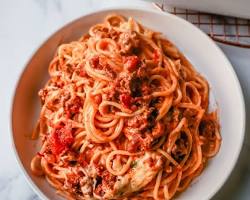 Gambar Spaghetti noodles tossed with sauce