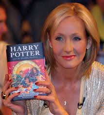 ... tampouco das pessoas que inspiraram personagens e dos lugares que Joanne conheceu que refletiram-se nos lugares de Harry Potter. Joanne Kathleen Rowling - jk-rowling-author-photo-harry-potter-and-the-deathly-hallows-book-cover-photo