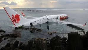 YOUTUBE PENYEBAB KECELAKAAN LION AIR JATUH DI LAUTAN BALI 2013 Pesawat Lion Air Dikelilingi Awan Cumulonimbus