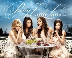 pretty little liars (les petites menteuses) - Page 2 Images?q=tbn:ANd9GcTUSwFirm32CrFapq7LYnBA4fS1DkjnYKo14heoZchV2ThdssUJaA