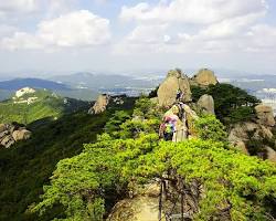 서울 북한산 국립공원 전경 및 주요 봉우리 사진, AI로 생성