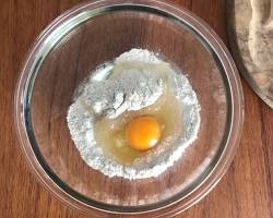 ボウルにそば粉、水、卵、塩を入れてよく混ぜるの画像