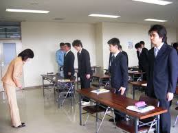Image result for Người Nhật có thói quen gập hơn nửa người cúi chào khách