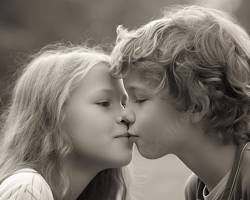 صورة صورة لشاب وفتاة يُقبلان بعضهما البعض