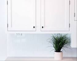 Plain backsplash in white kitchen