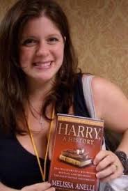 Você pode não conhecê-la pelo nome, mas Melissa Anelli é responsável por um site que todo fã de Harry Potter que se preze já acessou. - mel-and-book1