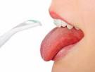 rutin membersihkan lidah sekali dalam sehari mampu membersihkan bakteri penyebab plak dan partikel makanan di lidah, serta menyegarkan napas